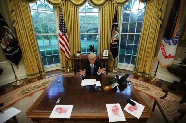2017 年   月    日,美国华盛顿,美国总统特朗普在白宫总统办公室接受
